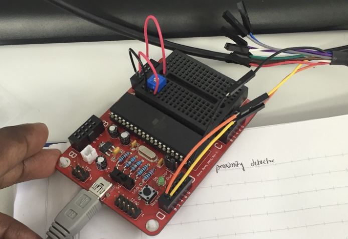 Proximity detector using a microcontroller and proximty sensor